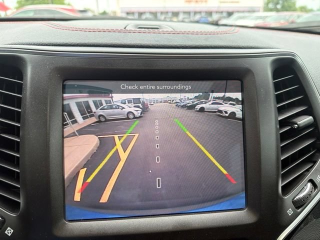 Used 2019 Jeep Cherokee Trailhawk w/ Comfort/Convenience Group AWD/4WD image 18