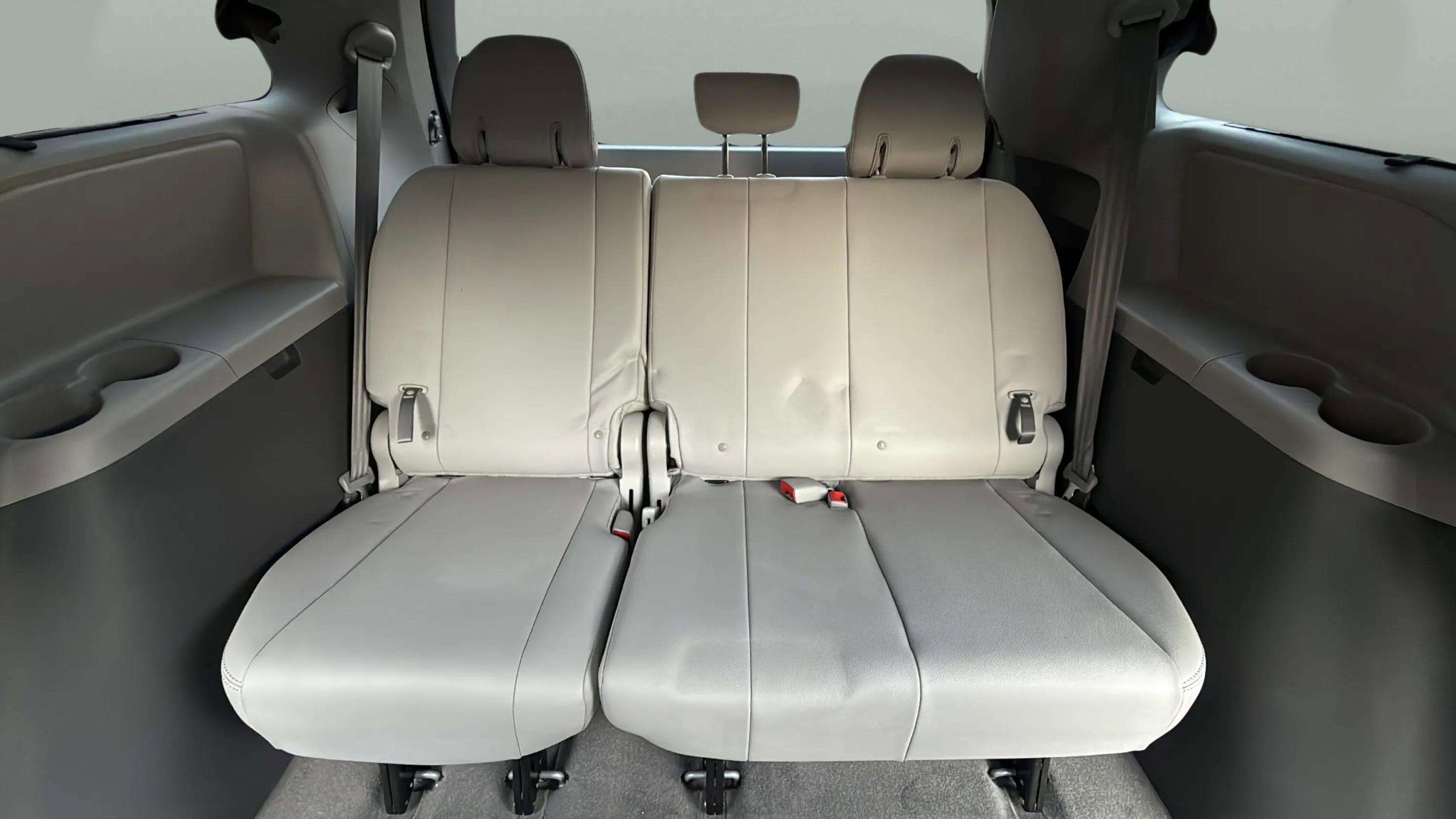 Used 2018 Toyota Sienna XLE image 36