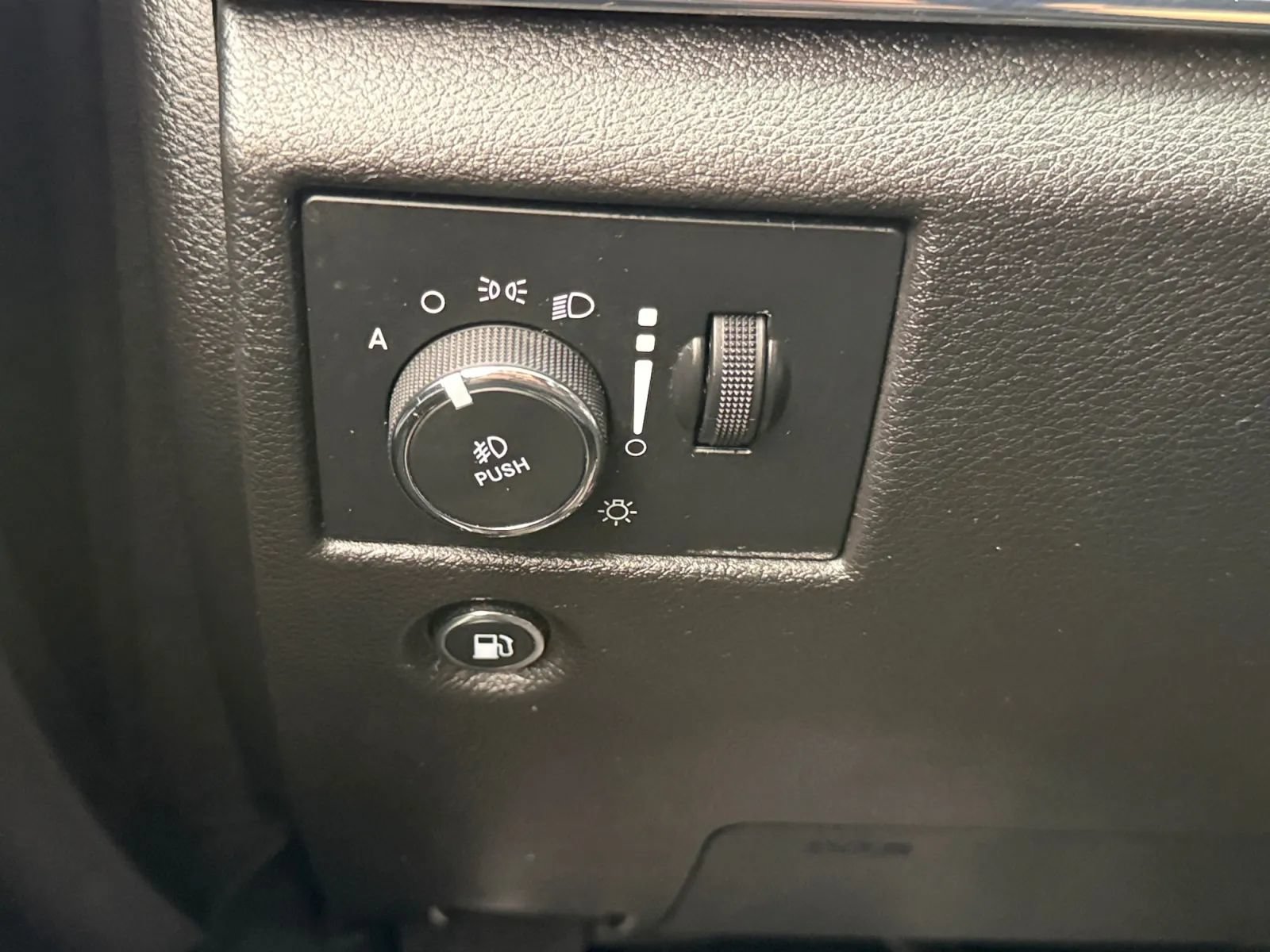 Used 2021 Jeep Grand Cherokee Limited AWD/4WD image 39