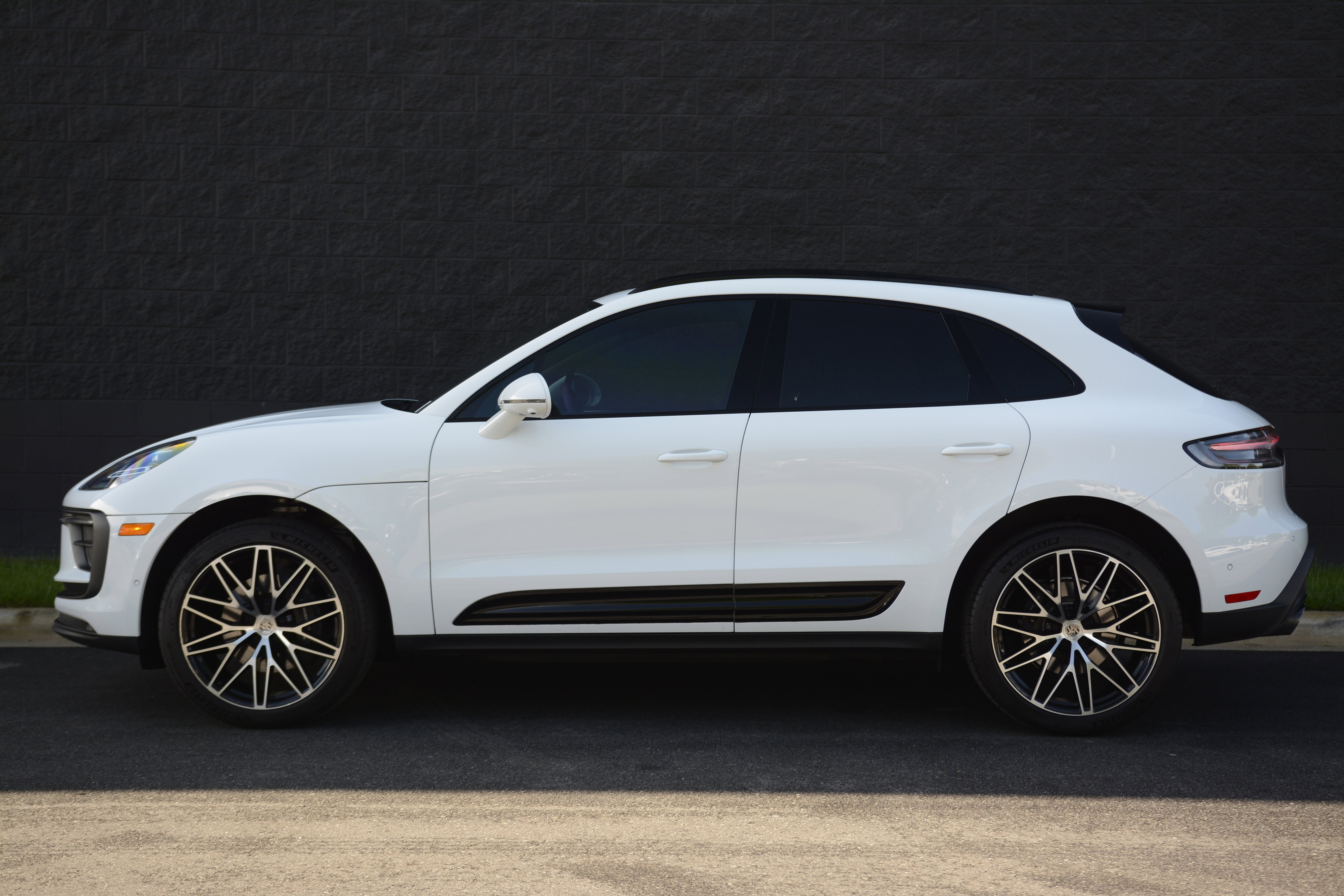 Certified 2026 Porsche Macan AWD/4WD image 2