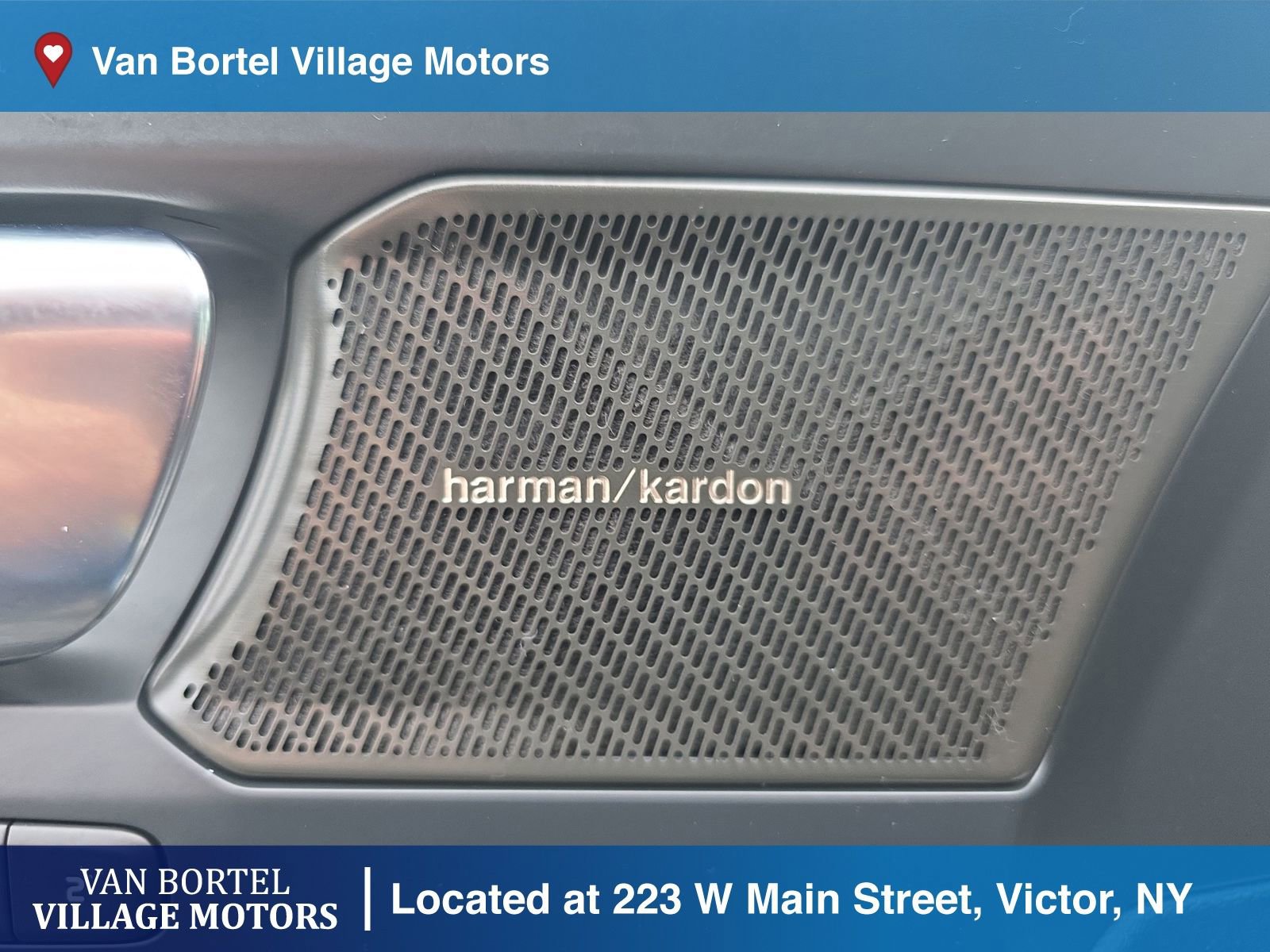 Used 2023 Volvo XC40 B5 Ultimate image 12