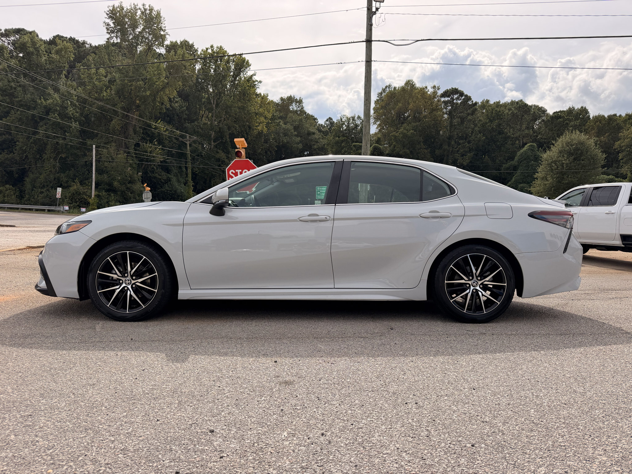 Used 2024 Toyota Camry SE FWD image 3