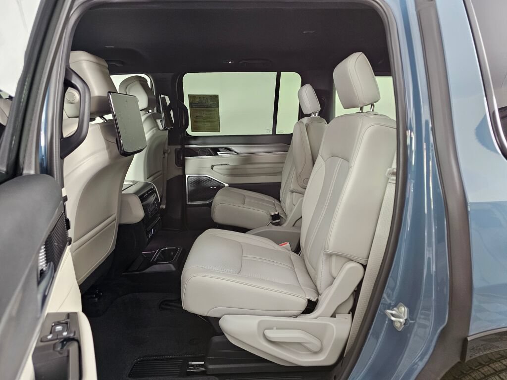 New 2026 Jeep Grand Wagoneer Limited w/ Rear Seat Video Group I AWD/4WD image 33