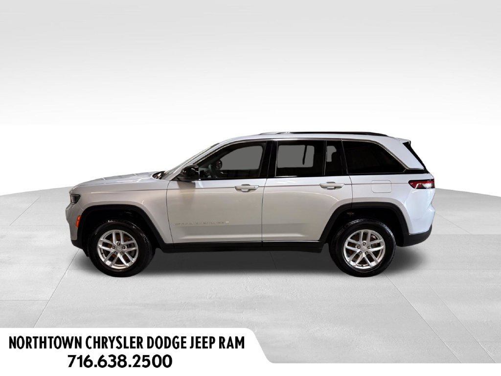 Used 2025 Jeep Grand Cherokee Laredo X AWD/4WD image 2