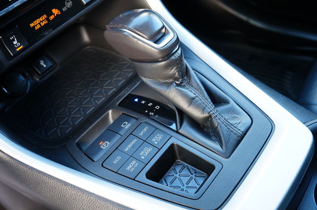 Used 2021 Toyota RAV4 XLE Premium image 18