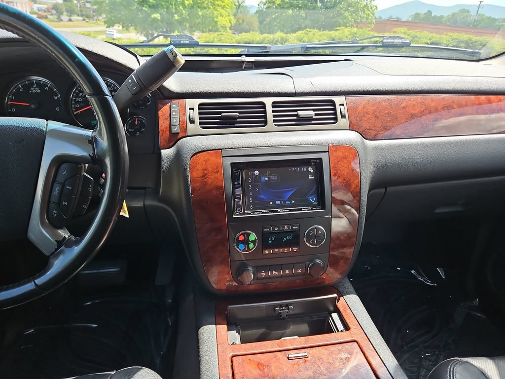 Used 2010 Chevrolet Suburban LTZ AWD/4WD image 18