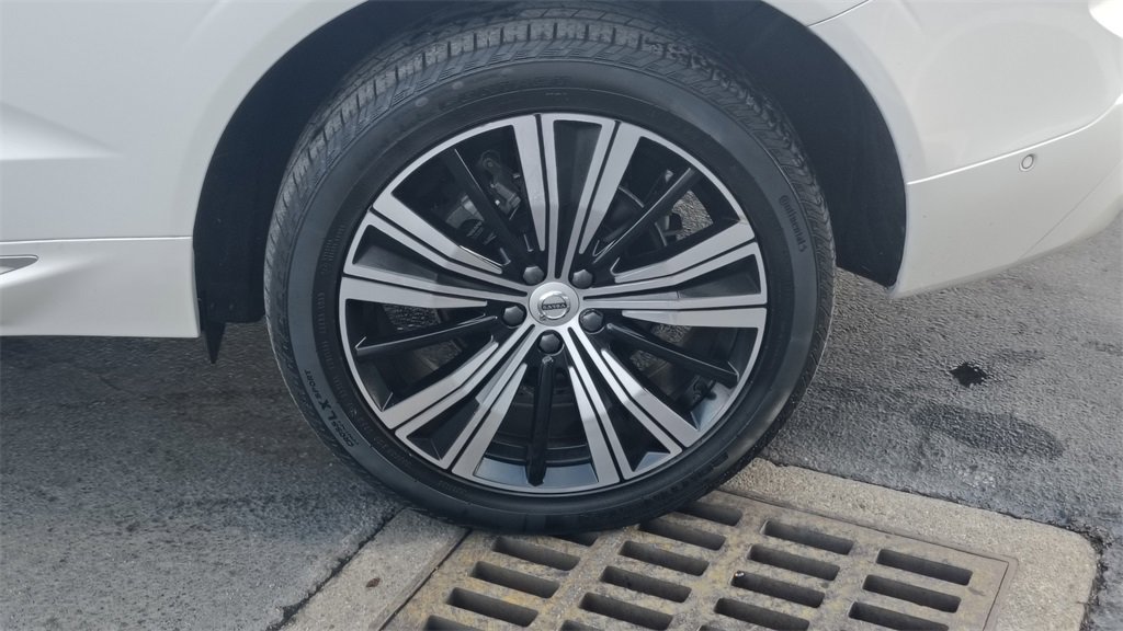 Certified 2023 Volvo XC60 B5 Plus w/ Climate Package image 29