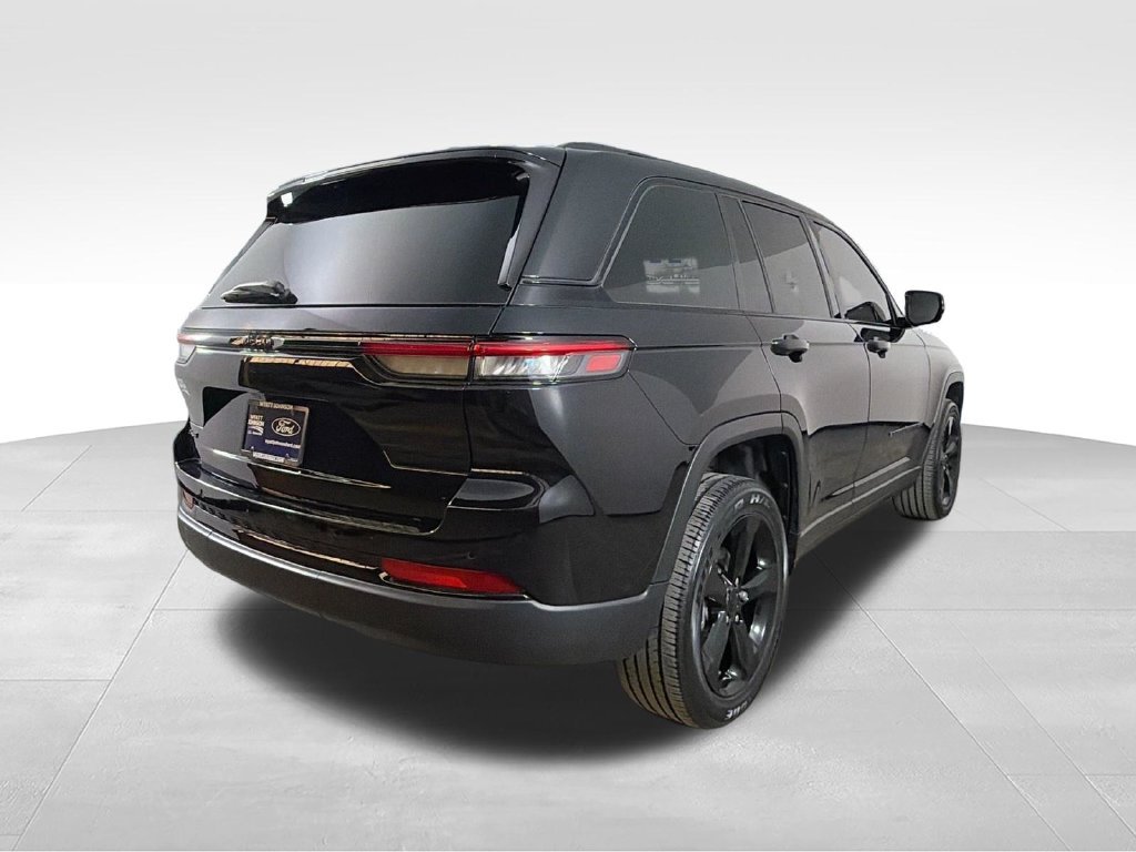 Used 2024 Jeep Grand Cherokee Altitude AWD/4WD image 4