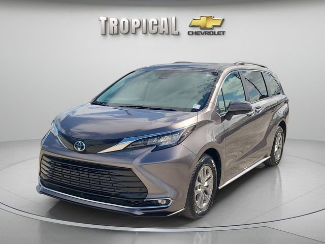 Used 2023 Toyota Sienna XLE FWD image 1