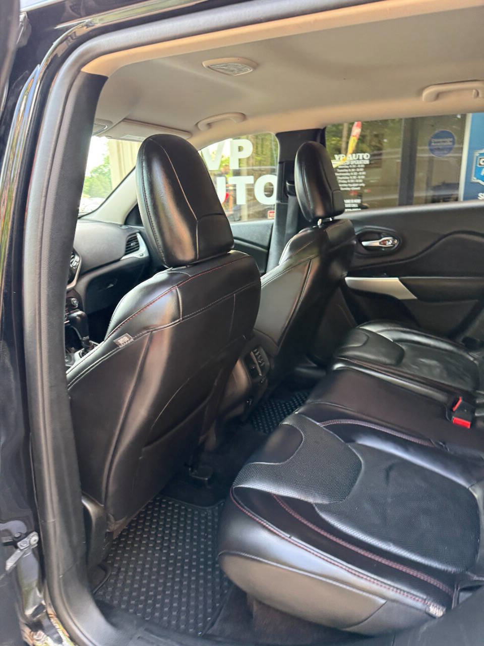 Used 2017 Jeep Cherokee Trailhawk AWD/4WD image 14