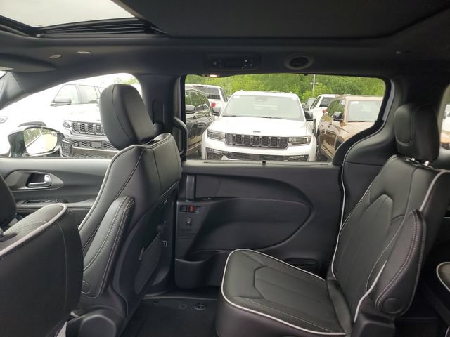 New 2027 Chrysler Pacifica Limited w/ Family Tech Group AWD/4WD image 10