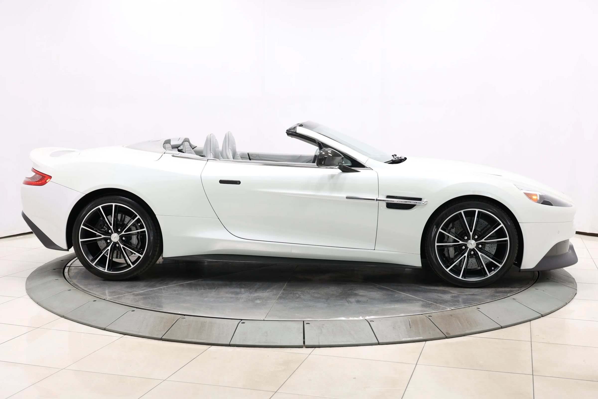 Used 2014 Aston Martin Vanquish Volante RWD image 70