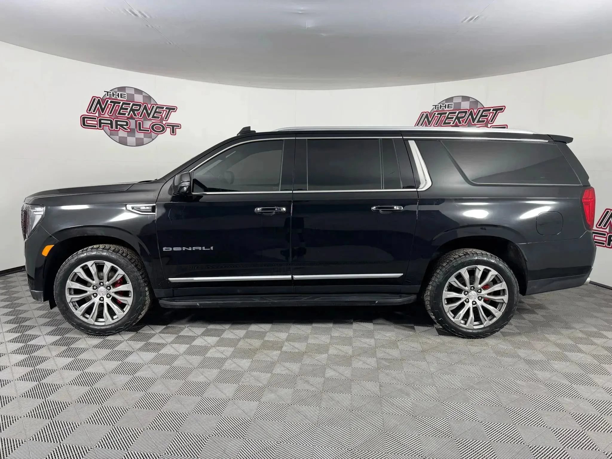 Used 2021 GMC Yukon XL Denali w/ Advanced Technology Package AWD/4WD image 4
