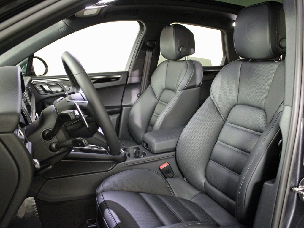 Certified 2026 Porsche Macan image 5