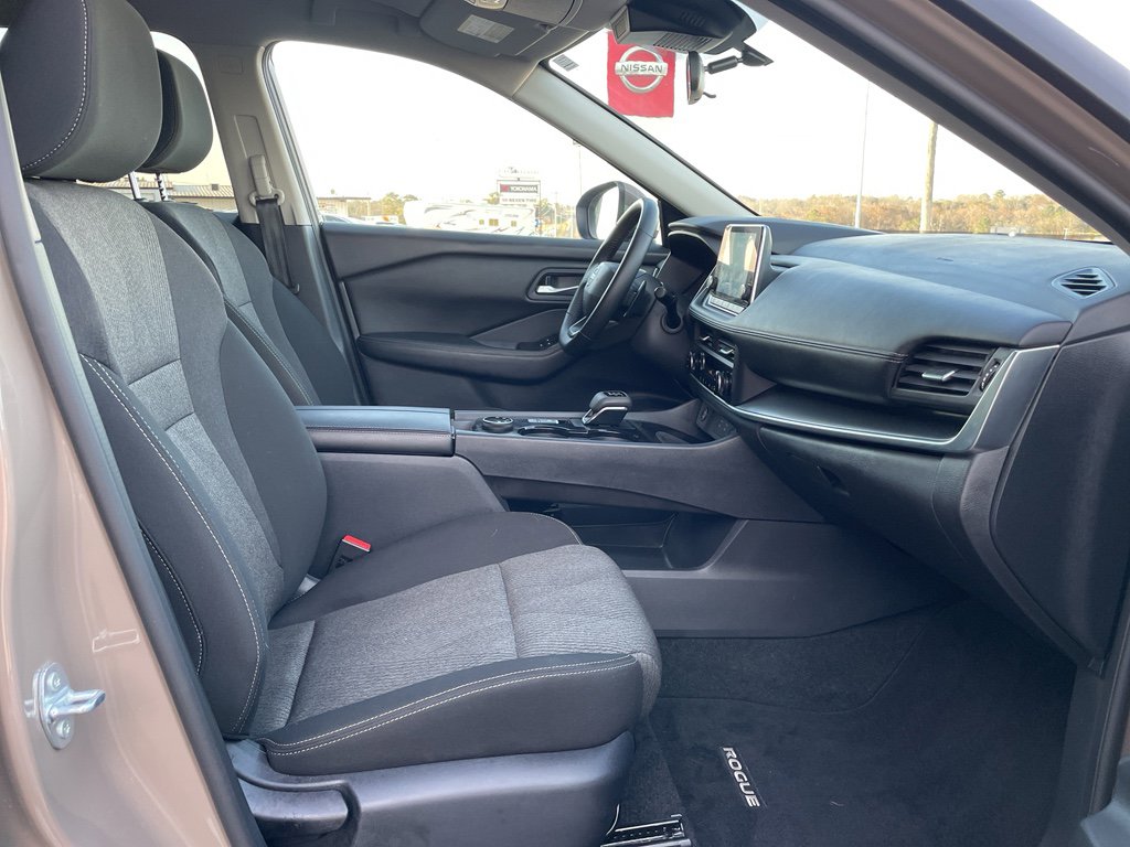Certified 2025 Nissan Rogue SV image 23