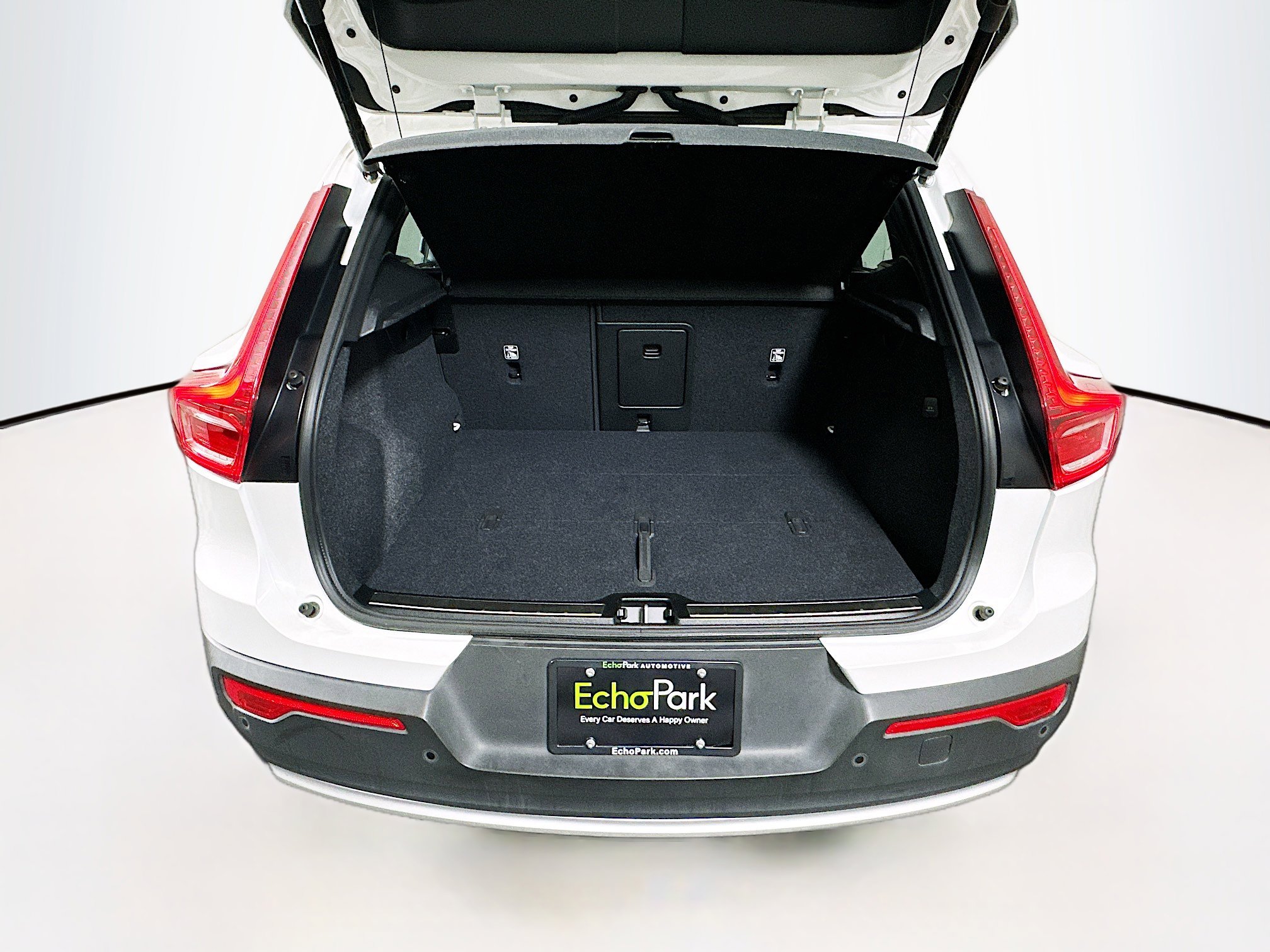 Used 2025 Volvo XC40 B5 Plus image 30