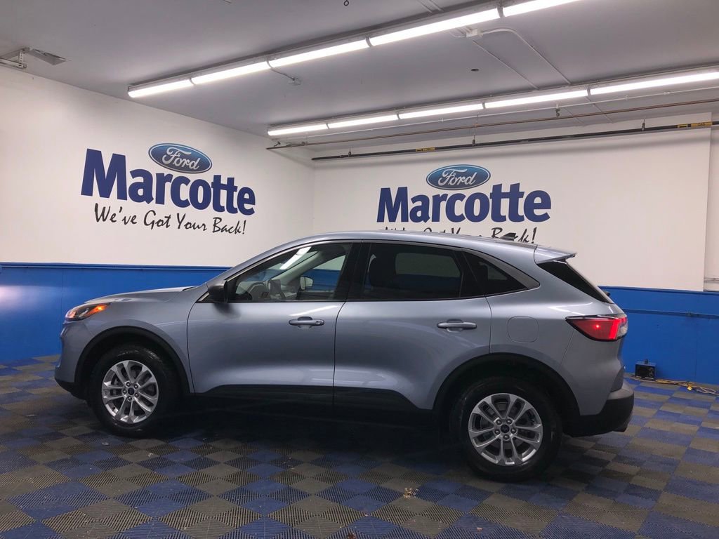 Certified 2022 Ford Escape SE w/ Cold Weather Package image 2