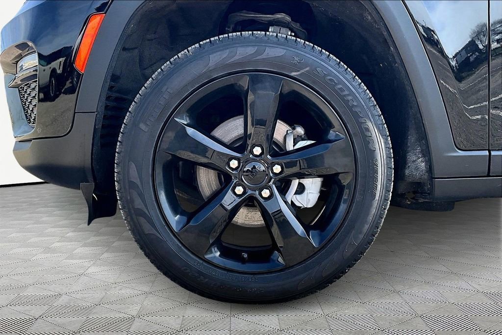 Used 2023 Jeep Grand Cherokee Limited w/ Black Appearance Package image 9