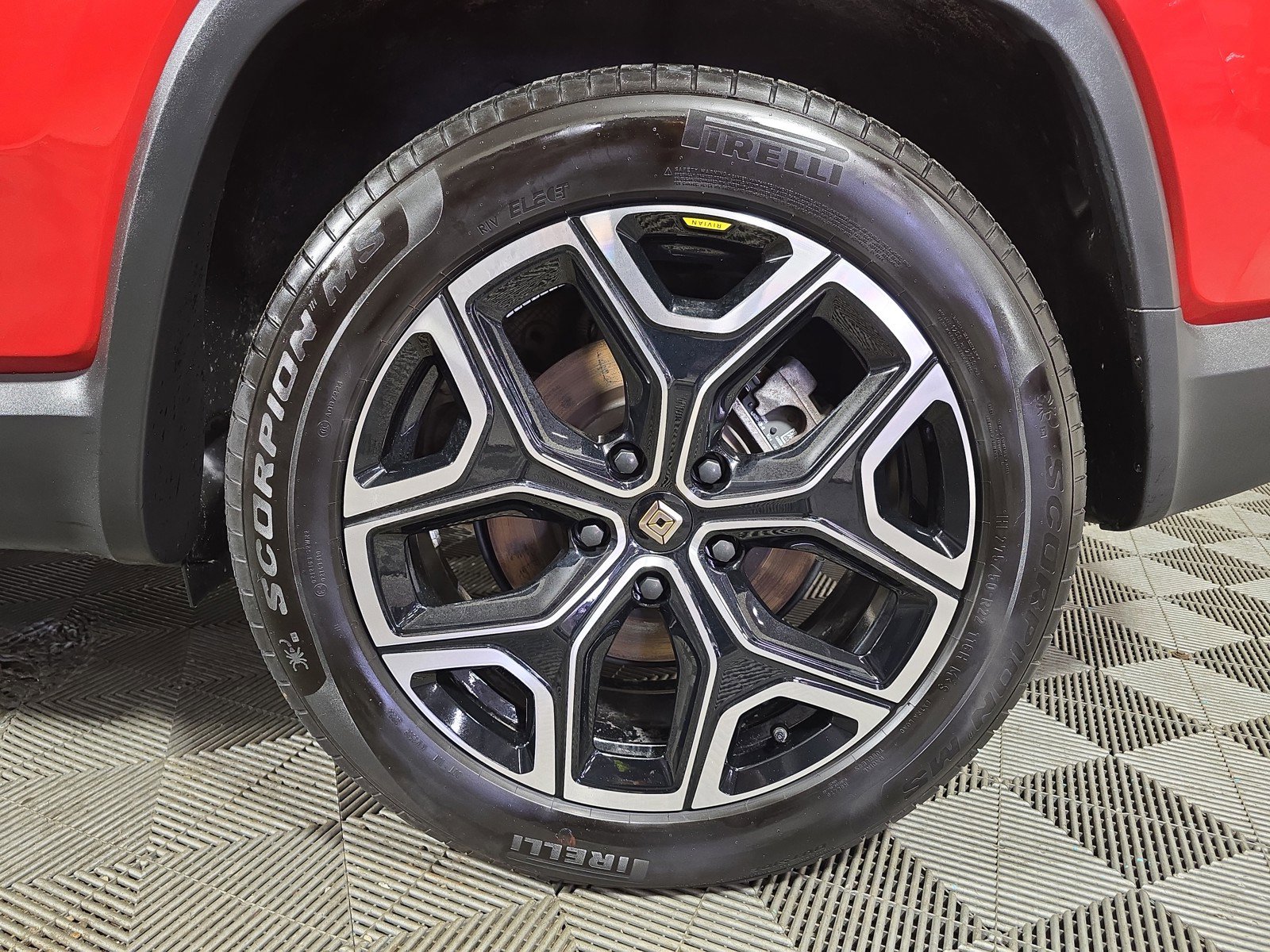 Used 2025 Rivian R1S Adventure image 10