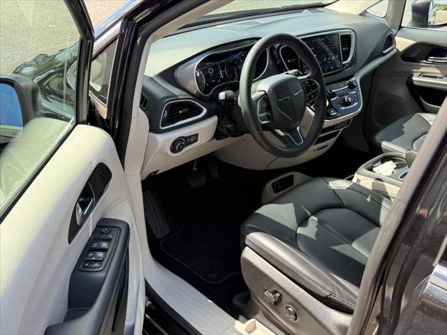 Certified 2023 Chrysler Pacifica Touring-L image 9