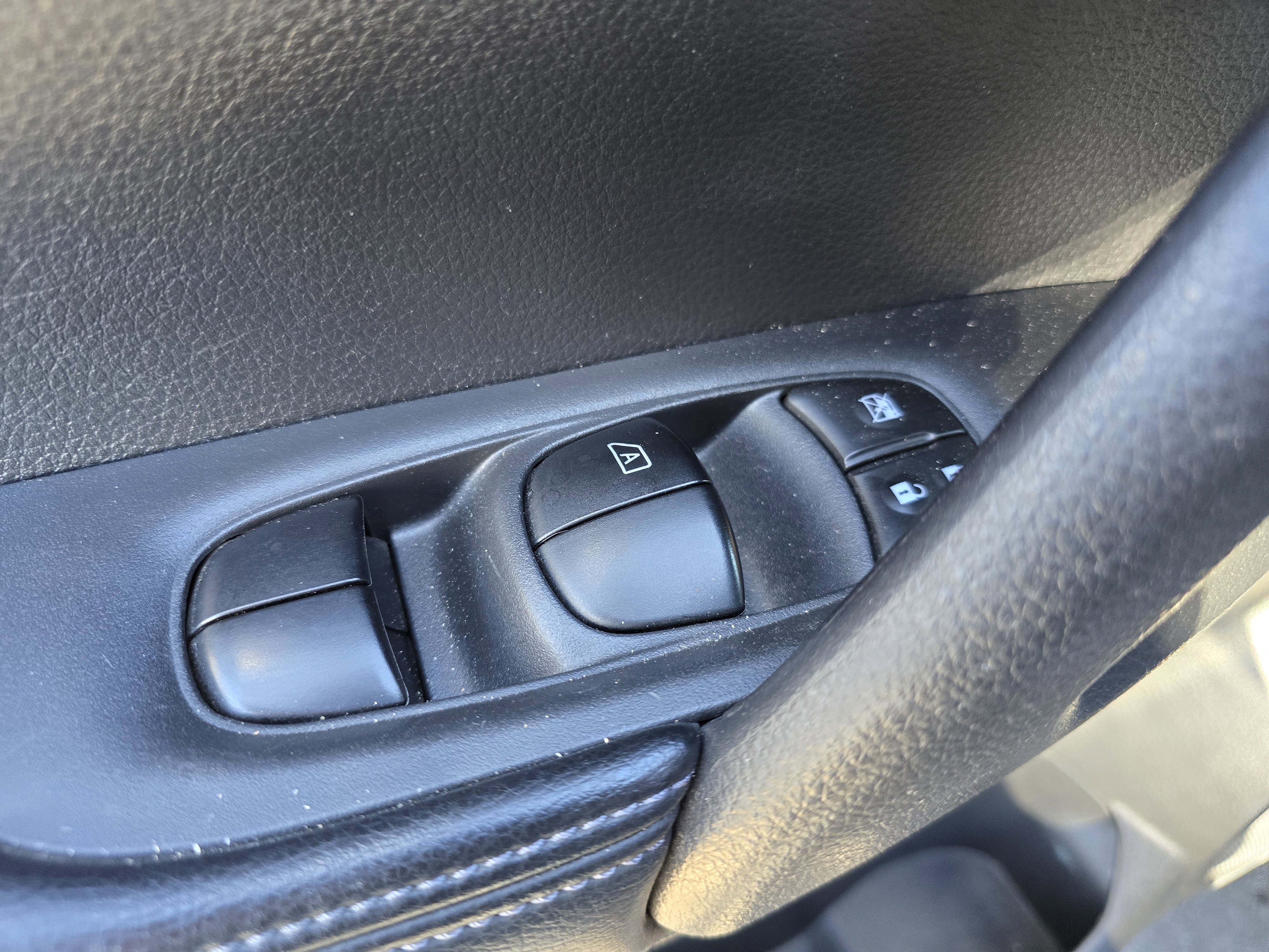 Used 2016 Nissan Rogue S image 16