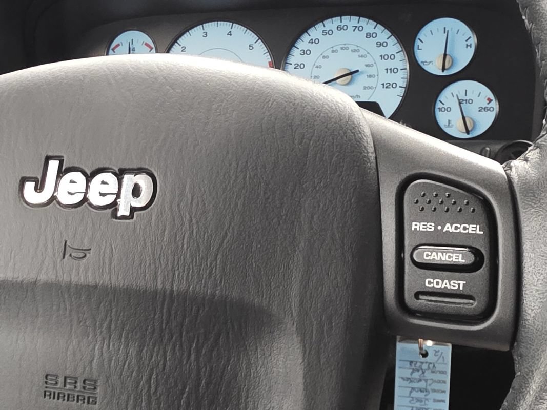 Used 2004 Jeep Grand Cherokee Limited w/ Cold Weather Group AWD/4WD image 28