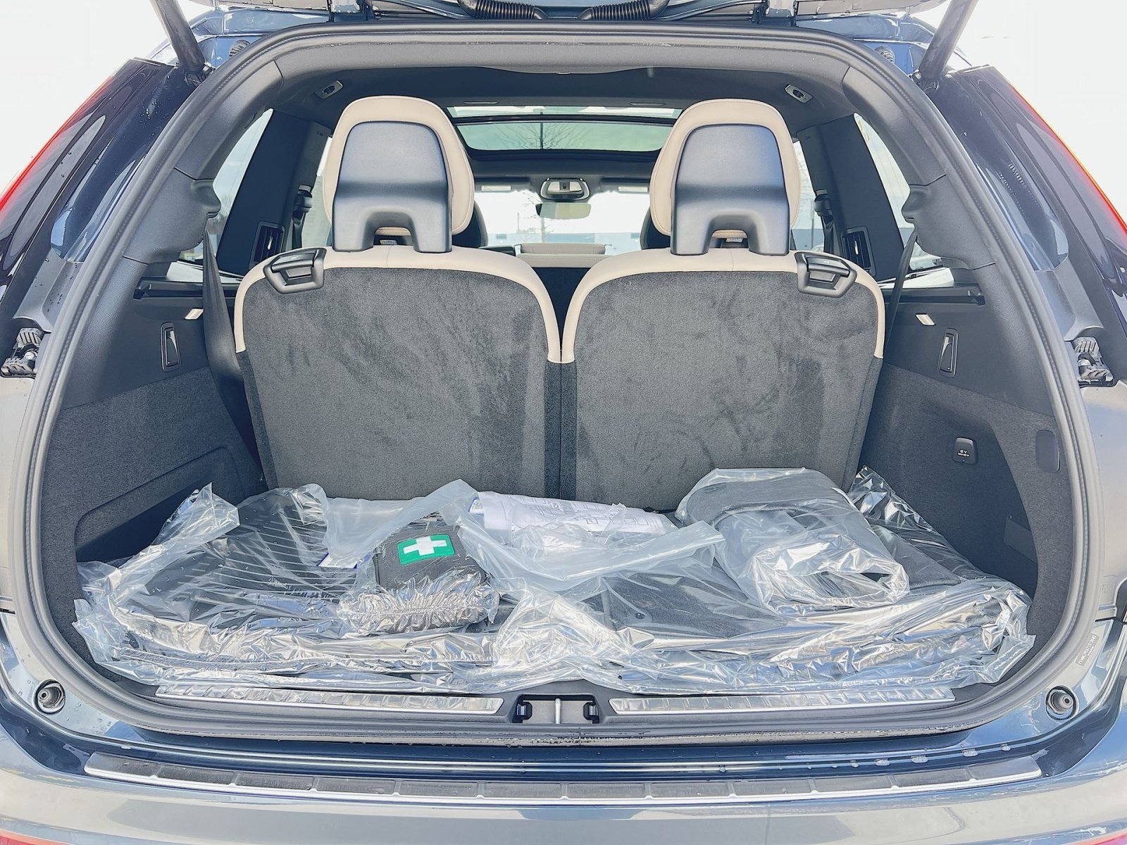 New 2026 Volvo XC90 B6 Plus w/ Protection Package Premier AWD/4WD image 35