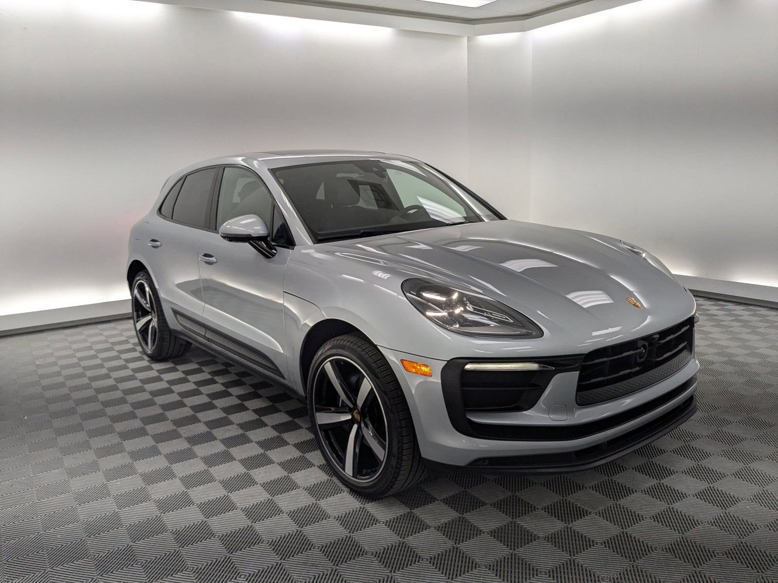 Certified 2025 Porsche Macan image 7
