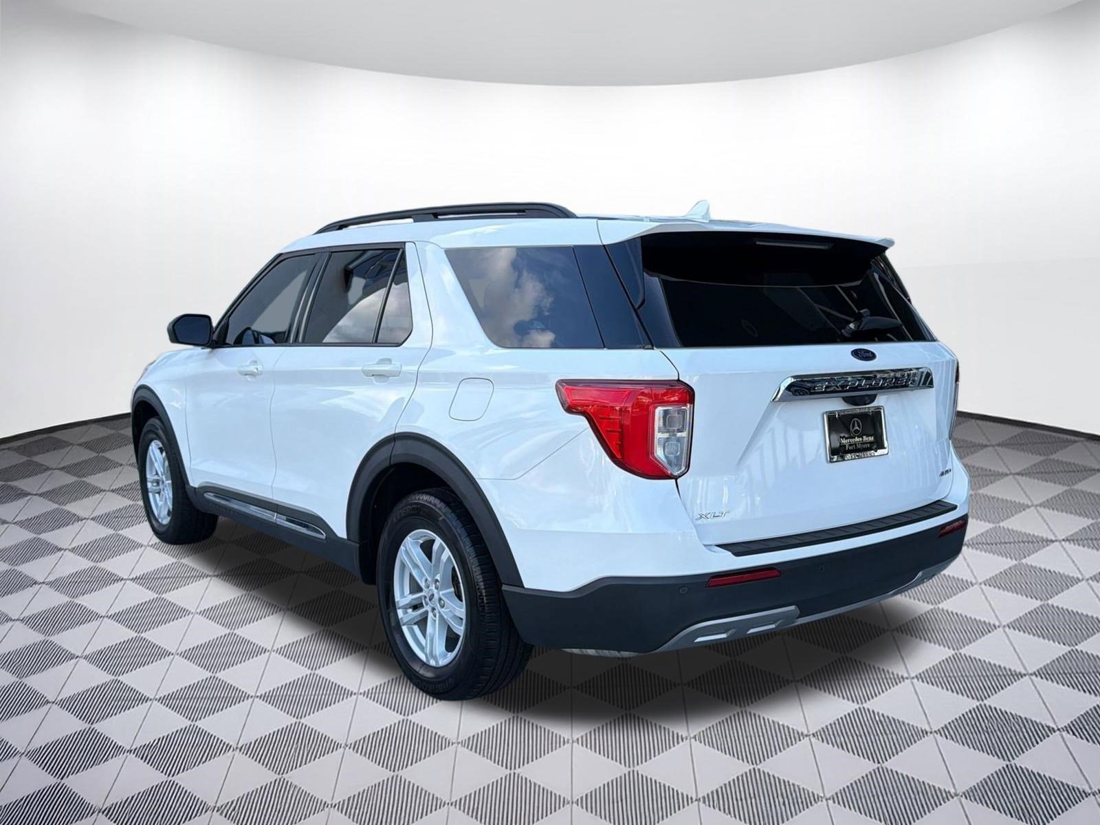 Used 2021 Ford Explorer XLT w/ Equipment Group 202A AWD/4WD image 3