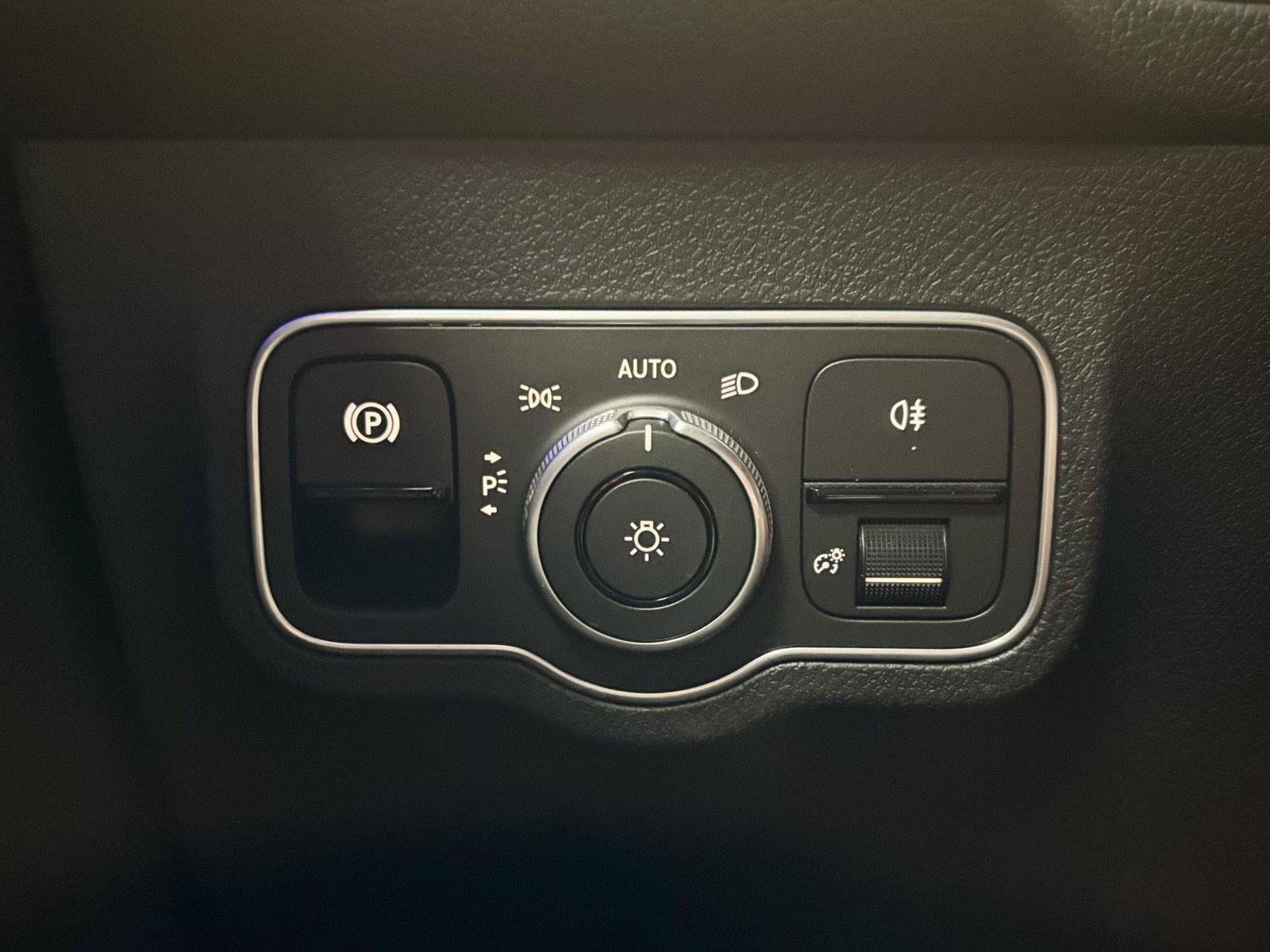Used 2023 Mercedes-Benz EQB 300 4MATIC w/ Exclusive Package image 27