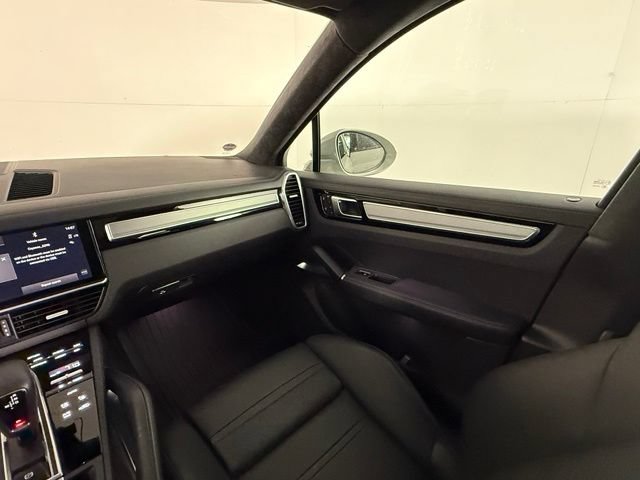 Used 2023 Porsche Cayenne Turbo AWD/4WD image 18