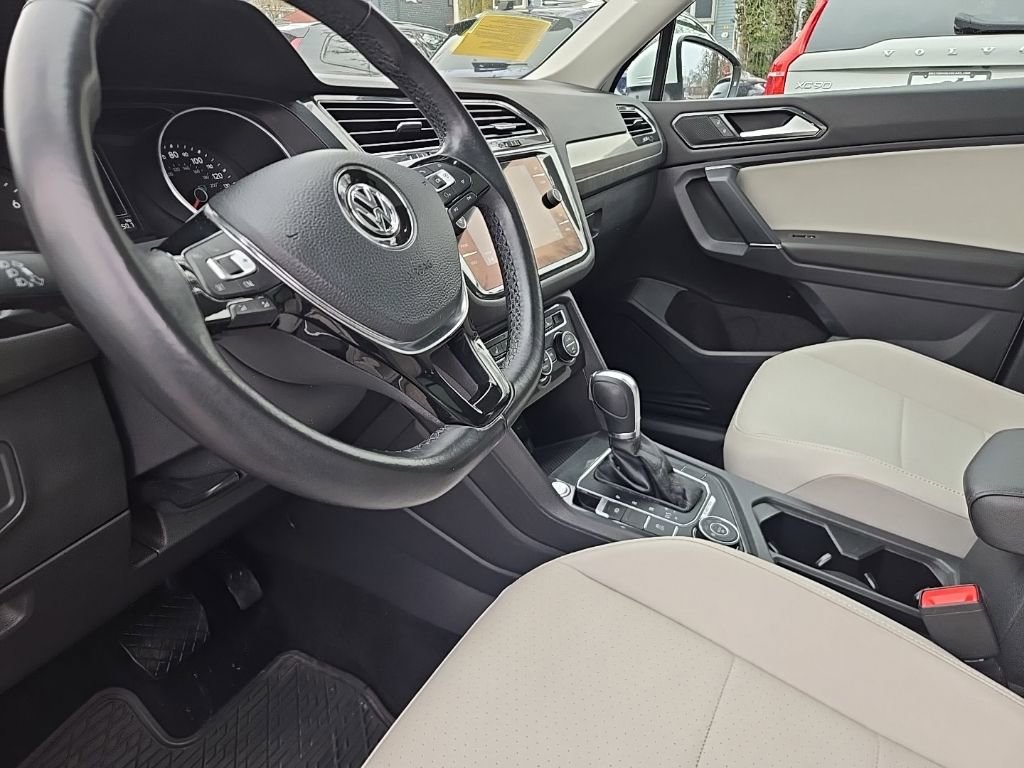 Used 2018 Volkswagen Tiguan SE w/ Panoramic Sunroof Package image 17
