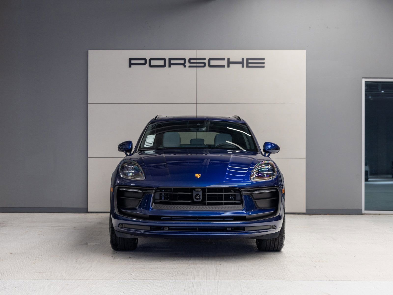Certified 2025 Porsche Macan AWD/4WD image 10