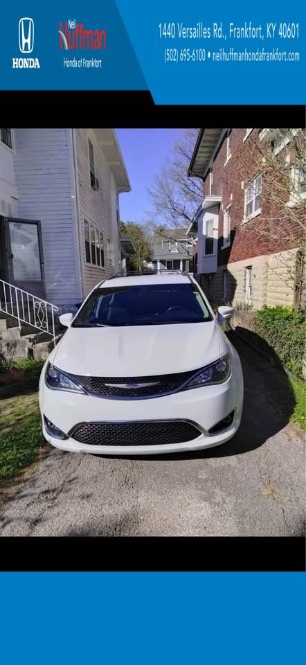 Used 2020 Chrysler Pacifica Touring-L image 1