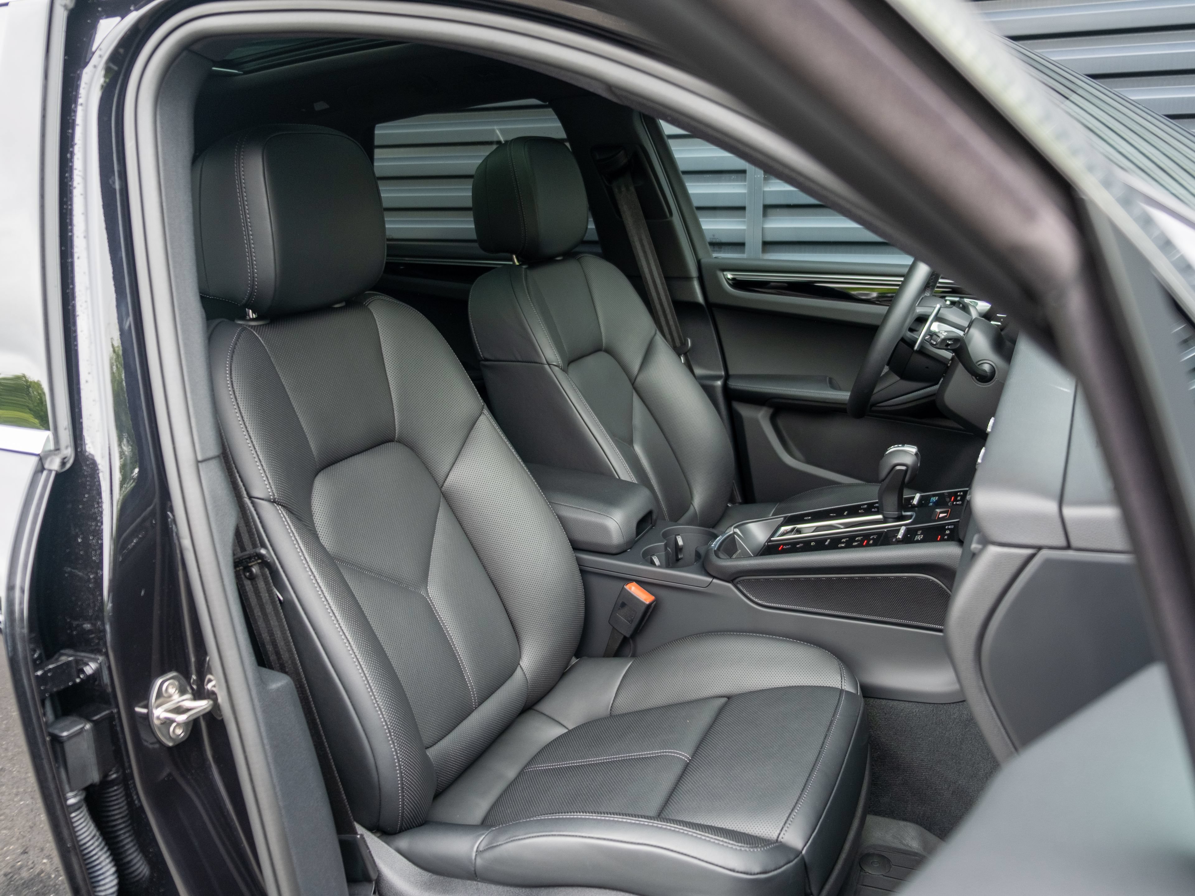 Certified 2025 Porsche Macan S AWD/4WD image 40