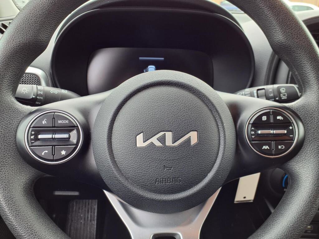 Used 2023 Kia Soul LX w/ LX Technology Package FWD image 16