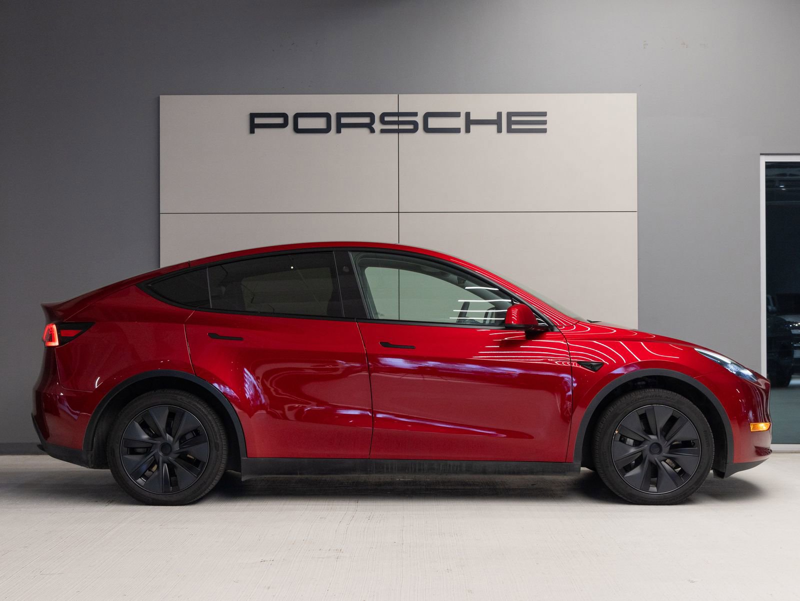 Used 2024 Tesla Model Y 2WD image 8