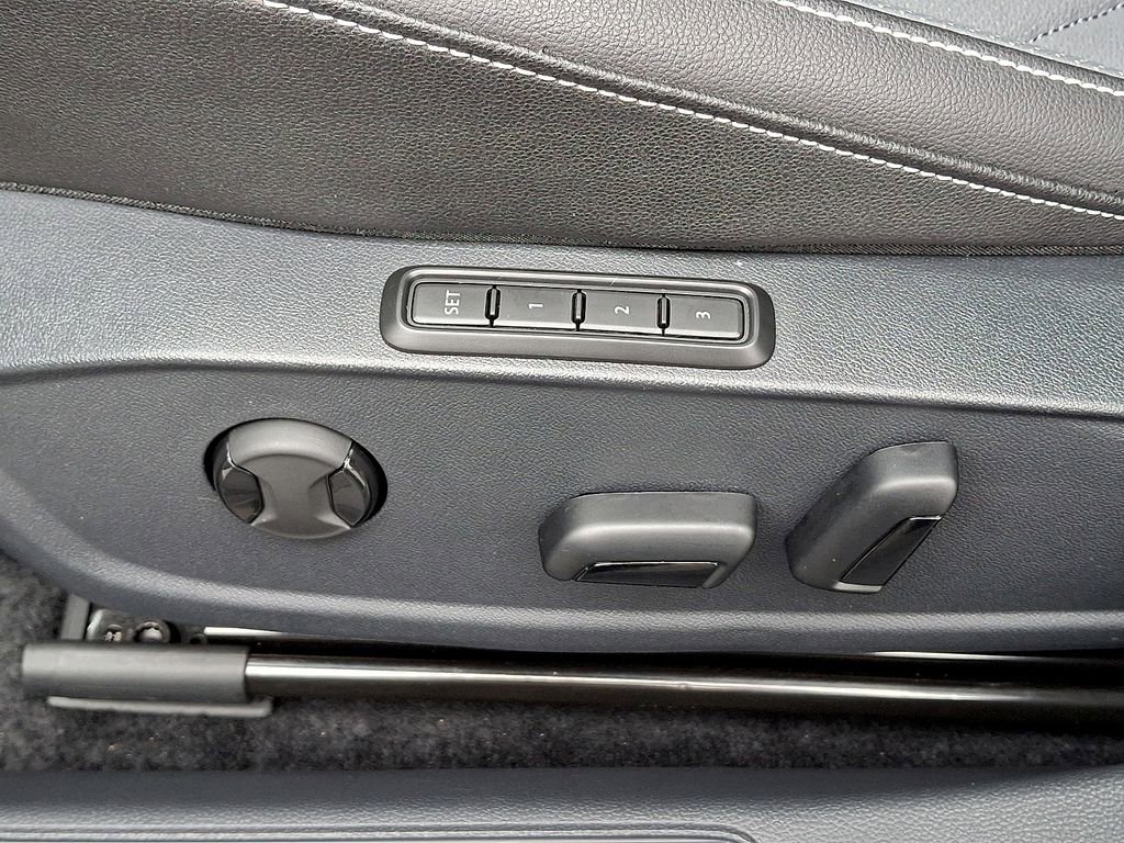 Certified 2025 Volkswagen Jetta SEL image 27