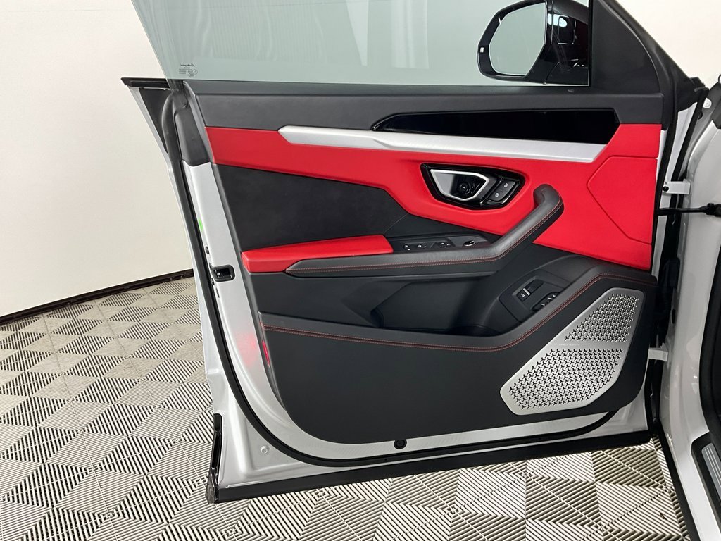 Used 2020 Lamborghini Urus image 18