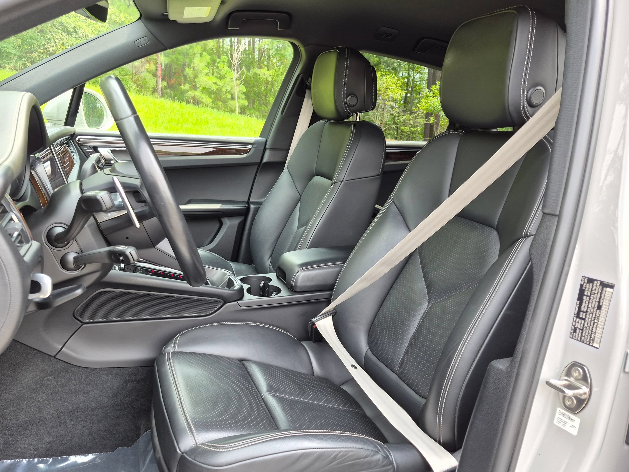 Certified 2022 Porsche Macan S AWD/4WD image 5