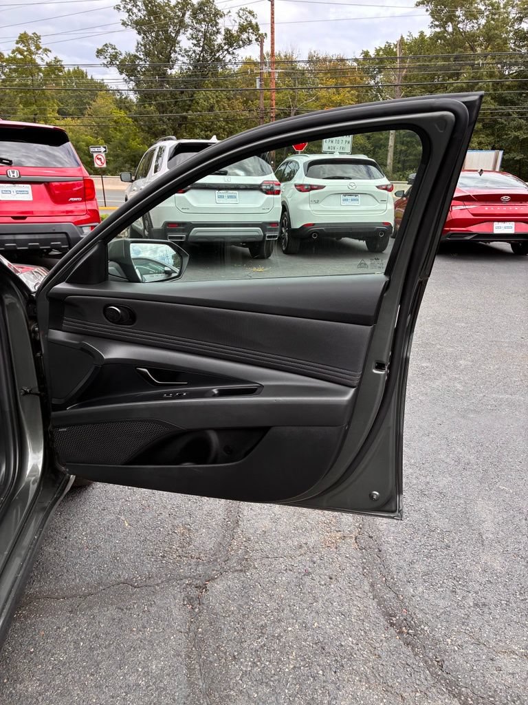 Used 2025 Hyundai Elantra Limited FWD image 18