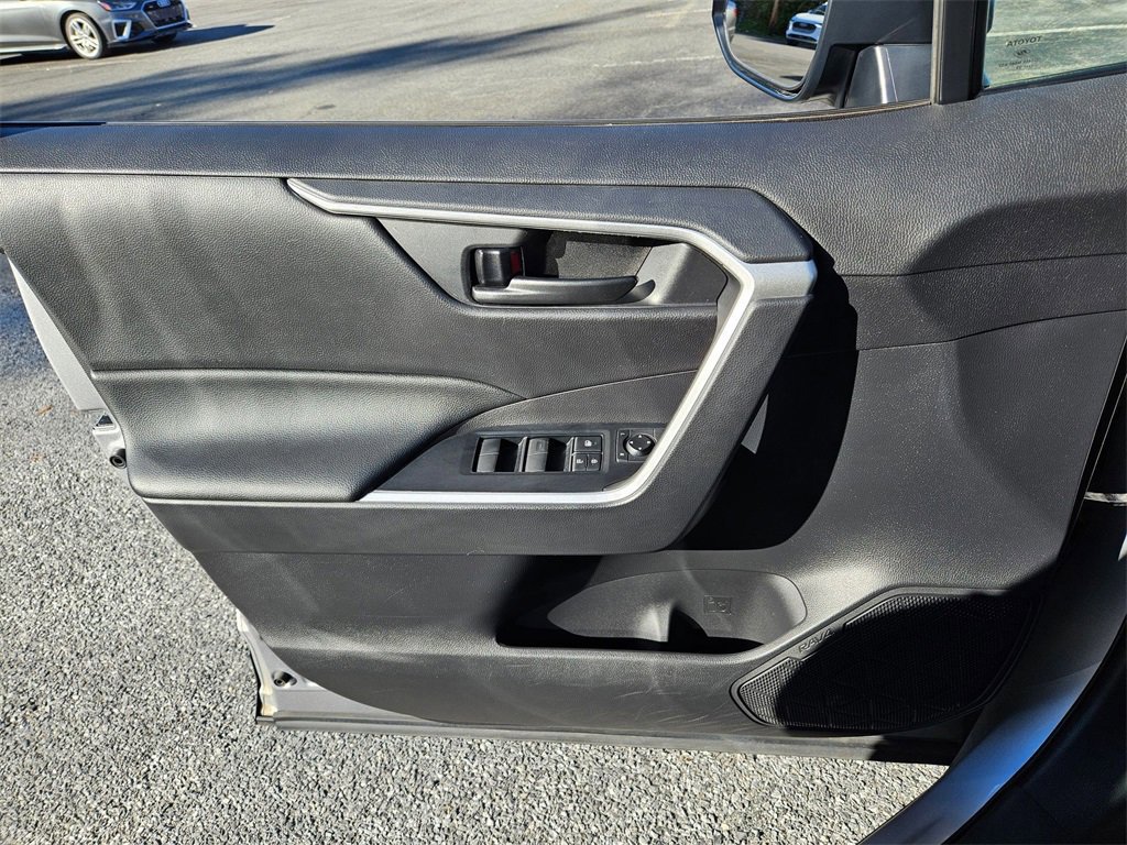 Used 2021 Toyota RAV4 LE image 7