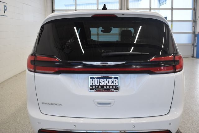 Used 2024 Chrysler Pacifica Touring-L FWD image 11