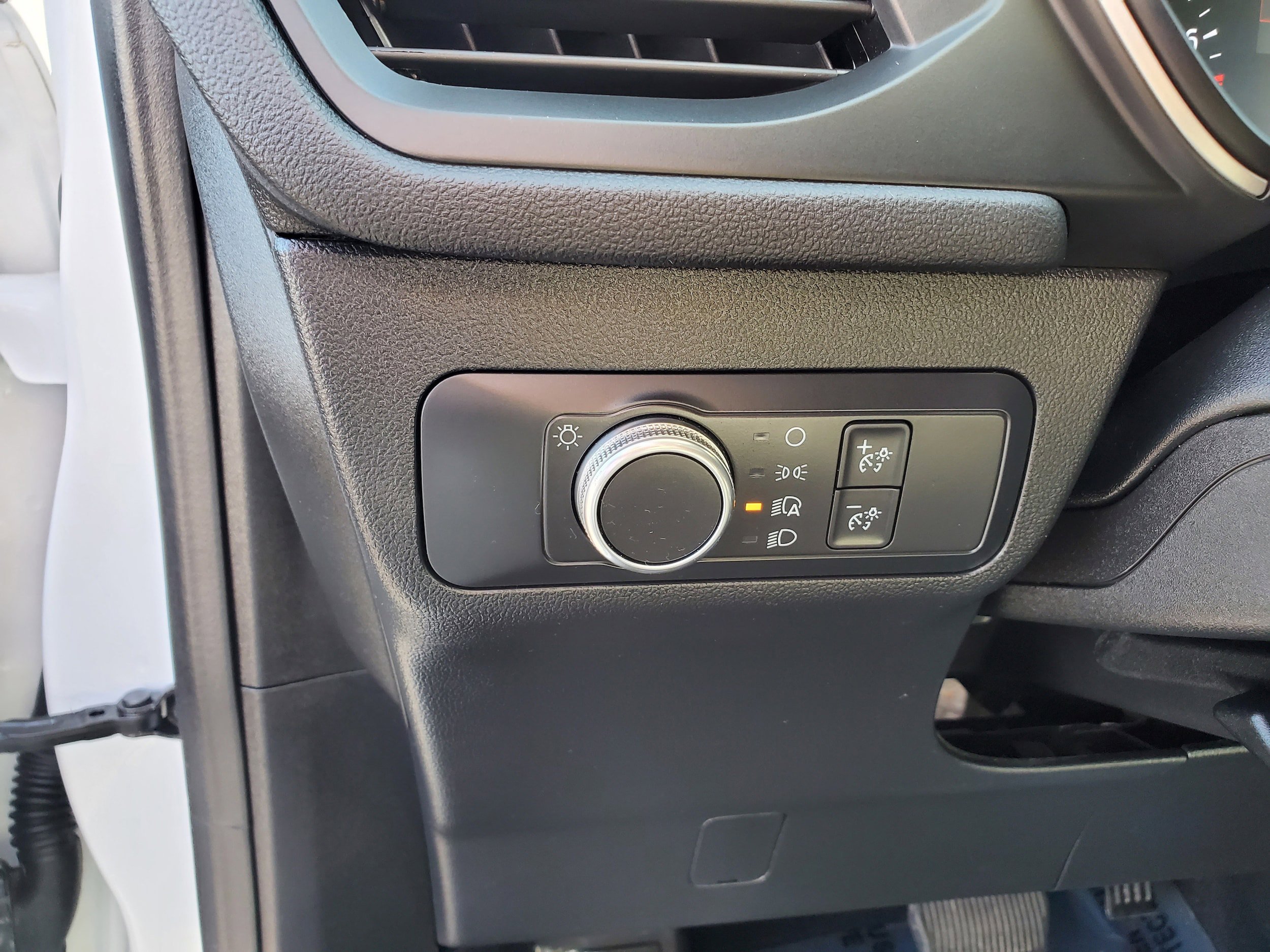 Used 2020 Ford Escape SE FWD image 9