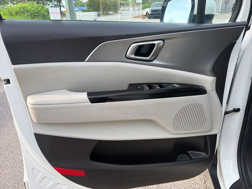Used 2024 Kia Carnival LX image 12