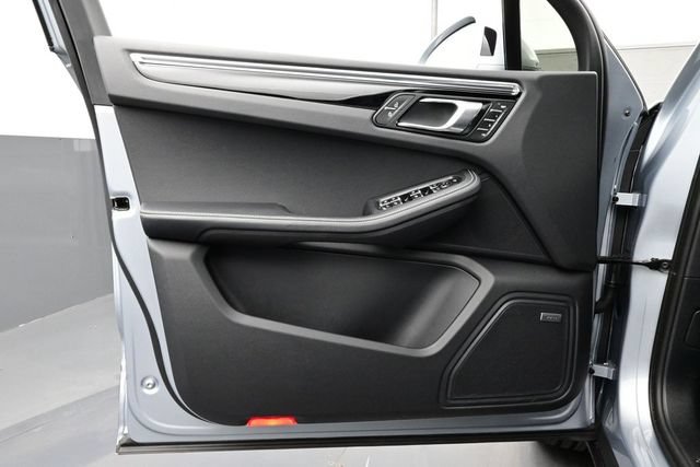 Certified 2025 Porsche Macan AWD/4WD image 7