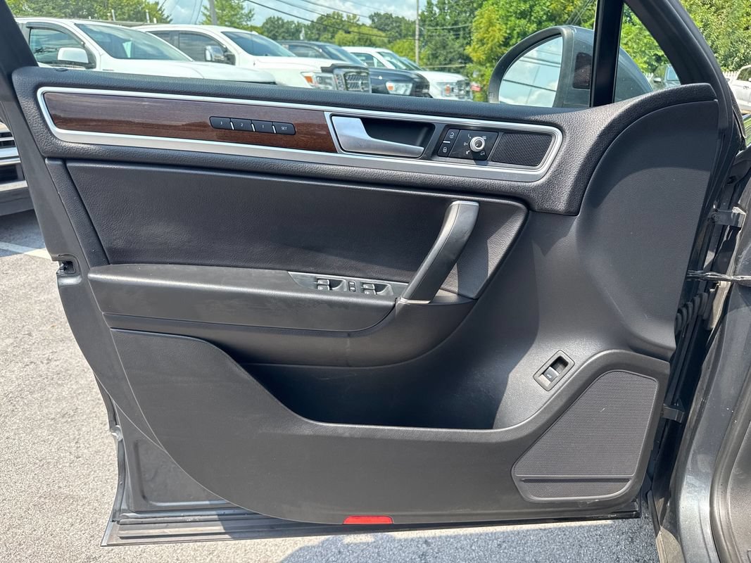 Used 2016 Volkswagen Touareg VR6 AWD/4WD image 25