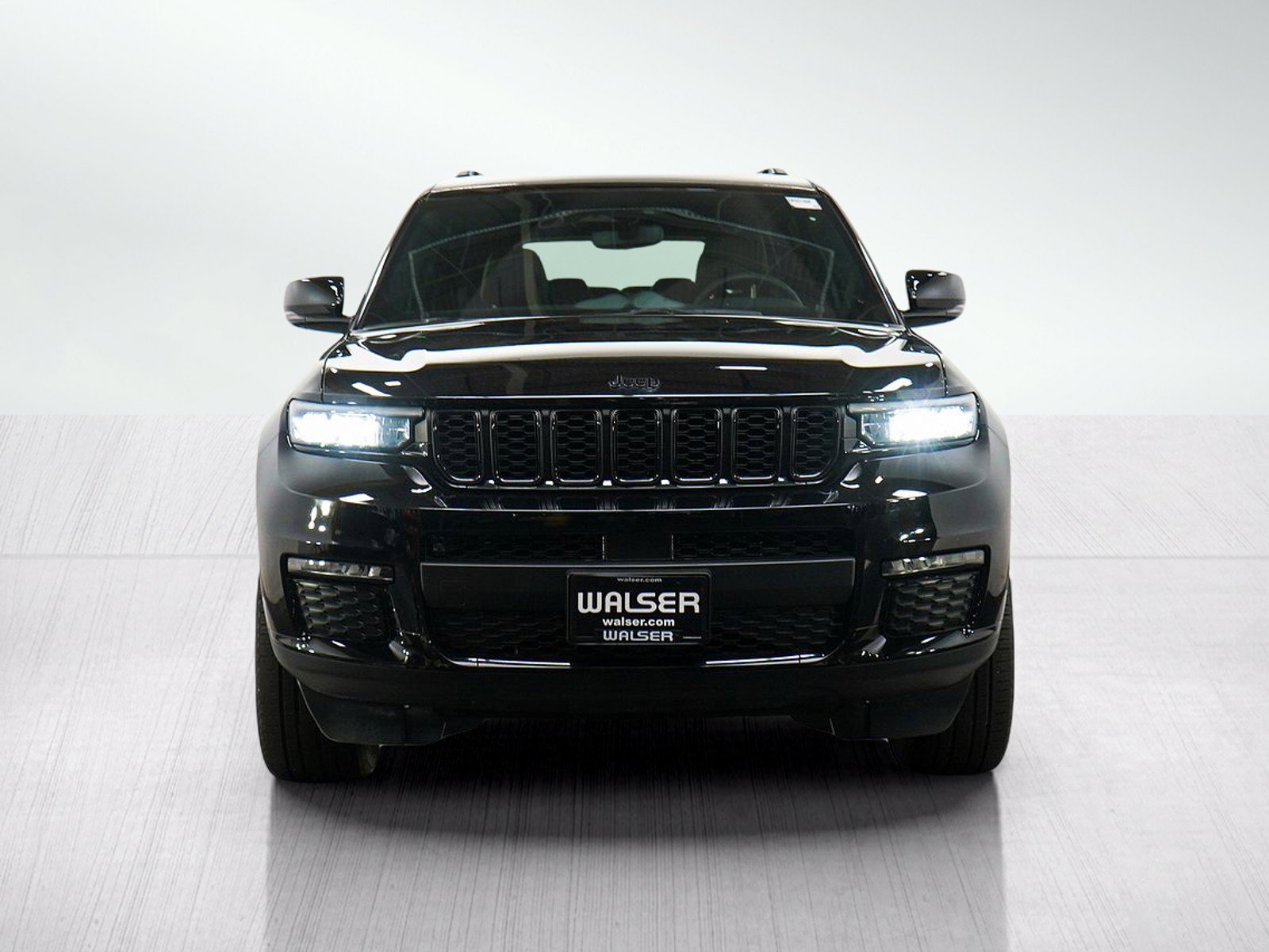 Used 2024 Jeep Grand Cherokee L Limited w/ Black Appearance Package AWD/4WD image 8
