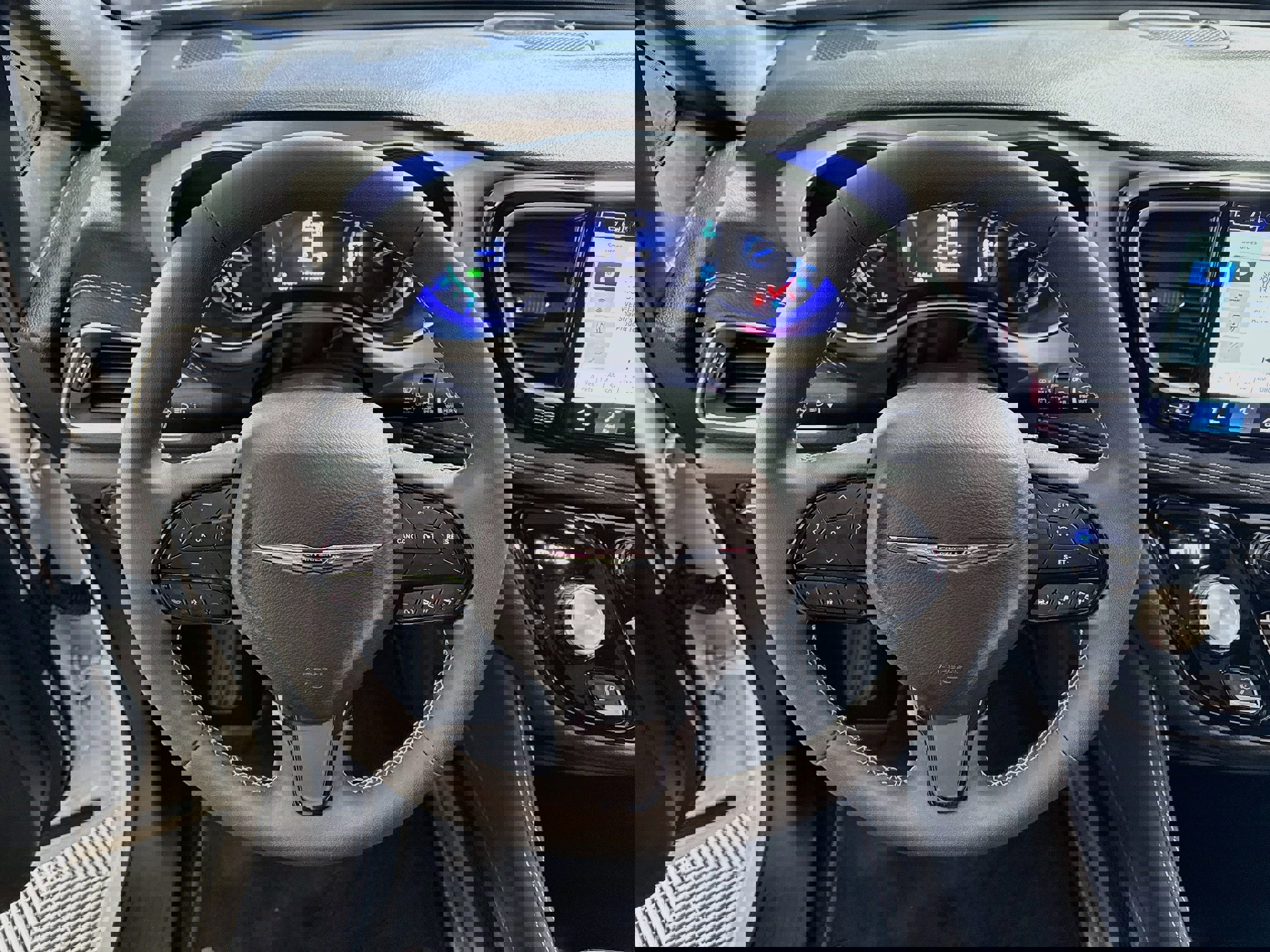 Used 2023 Chrysler Pacifica Limited w/ Uconnect Theater Family Group FWD image 15