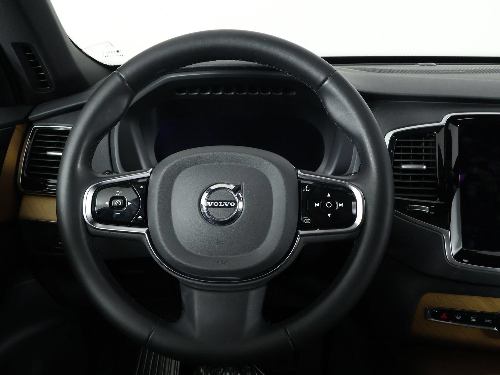 Certified 2024 Volvo XC90 T8 Plus w/ Protection Package Premier AWD/4WD image 8